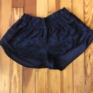 Size 6 lululemon hotty hot shorts camo